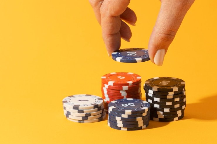 Dealer casino live sedang menyiapkan permainan sambil berinteraksi dengan pemain secara langsung